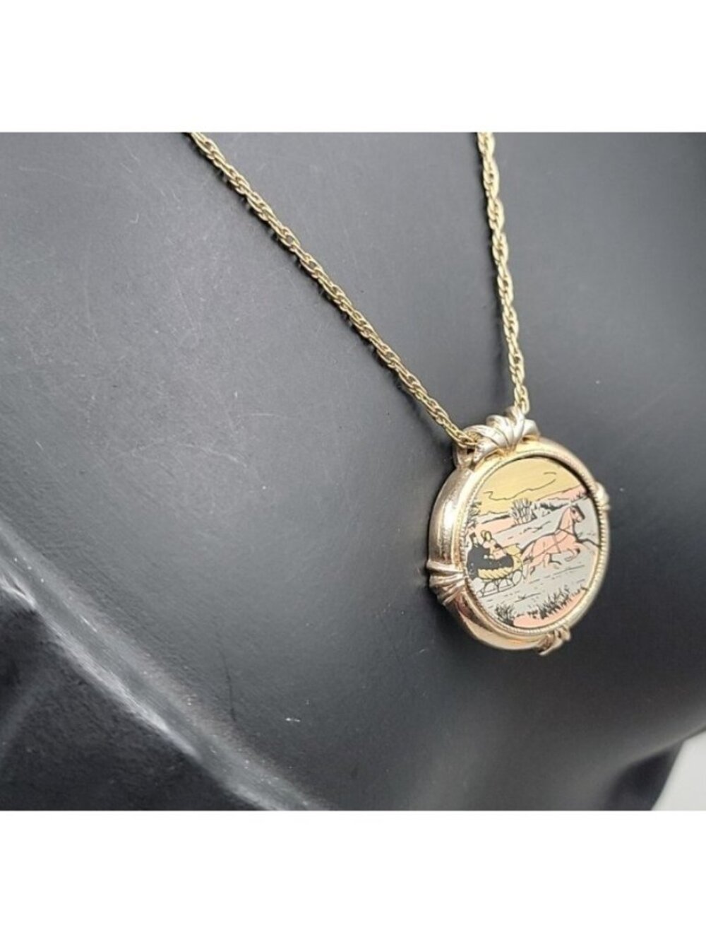 Vintage 1982 Avon Country Christmas Pendant Necklace 18" Gold Tone Chain - Picture 5 of 11